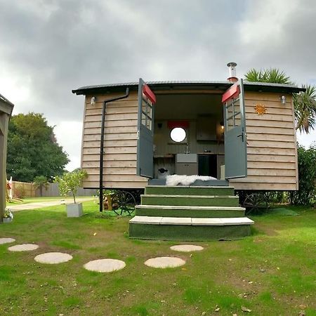 Romantic Retreat - Luxury Shepherds Hut + Hot Tub! Camborne Buitenkant foto
