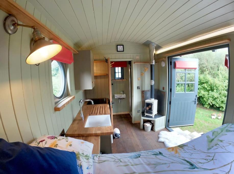 Romantic Retreat - Luxury Shepherds Hut + Hot Tub! Camborne Buitenkant foto
