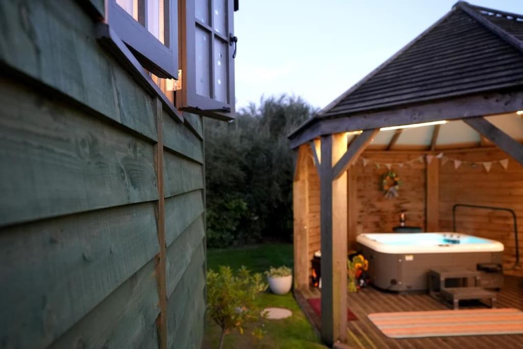 Romantic Retreat - Luxury Shepherds Hut + Hot Tub! Camborne Buitenkant foto