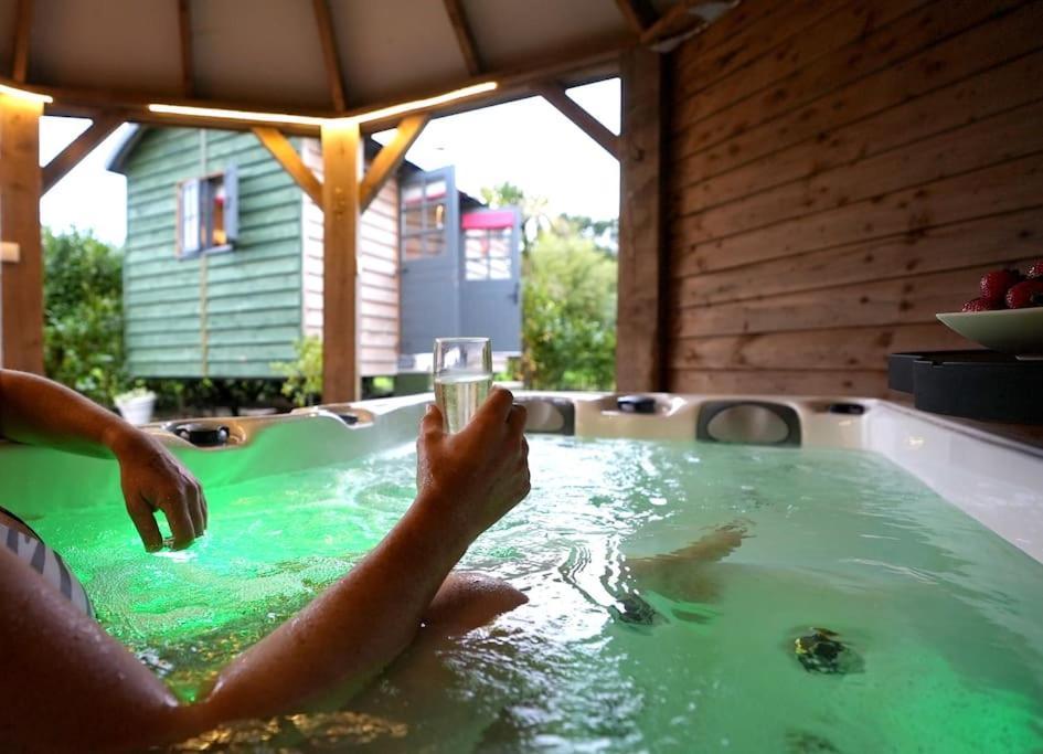 Romantic Retreat - Luxury Shepherds Hut + Hot Tub! Camborne Buitenkant foto