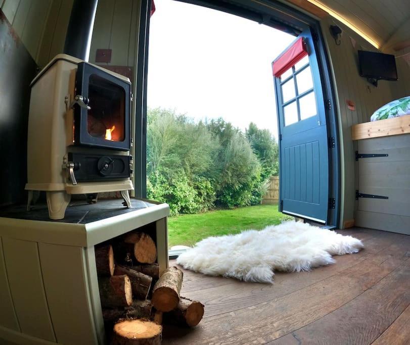 Romantic Retreat - Luxury Shepherds Hut + Hot Tub! Camborne Buitenkant foto