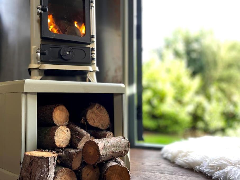 Romantic Retreat - Luxury Shepherds Hut + Hot Tub! Camborne Buitenkant foto