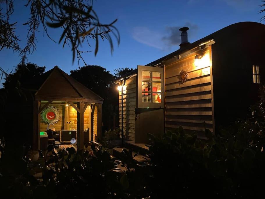 Romantic Retreat - Luxury Shepherds Hut + Hot Tub! Camborne Buitenkant foto
