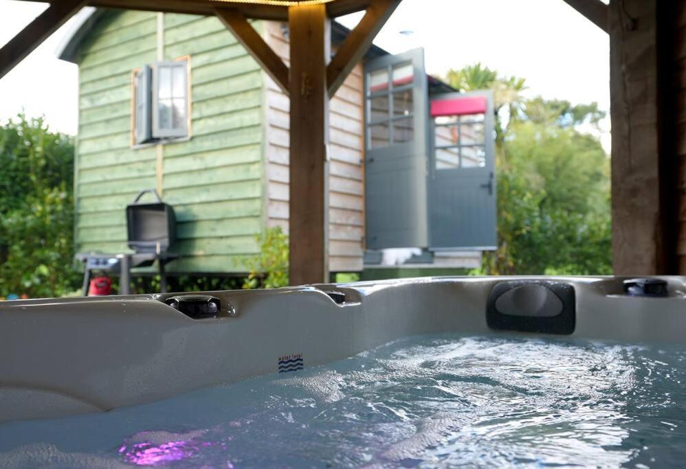 Romantic Retreat - Luxury Shepherds Hut + Hot Tub! Camborne Buitenkant foto