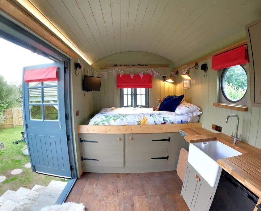 Romantic Retreat - Luxury Shepherds Hut + Hot Tub! Camborne Buitenkant foto