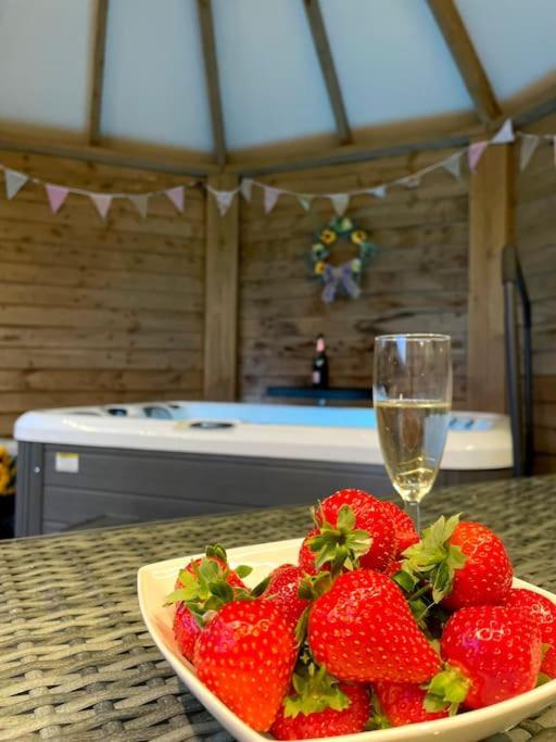Romantic Retreat - Luxury Shepherds Hut + Hot Tub! Camborne Buitenkant foto